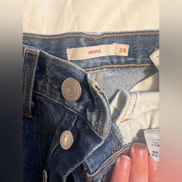 Revolve Levi’s Wedgie Icon Fit Jeans - Picture 7 of 7